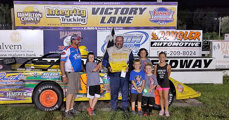 Darrell DeFrance won the Malvern Bank Super Late Model feature.